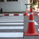Conos de Señalización Protegiendo a Conductores, Peatones y Trabajadores de la Carretera